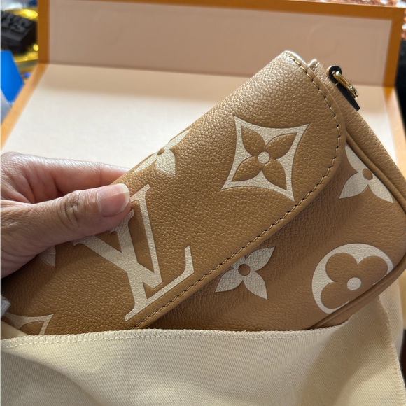 100% AUTHENTIC LV WALLET ON CHAIN - Picture 11 of 11